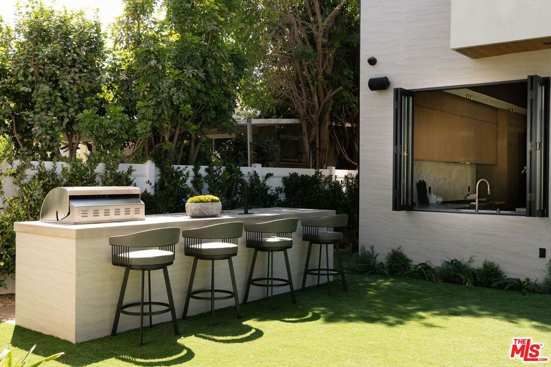 Exterior, Outdoor Kitchen