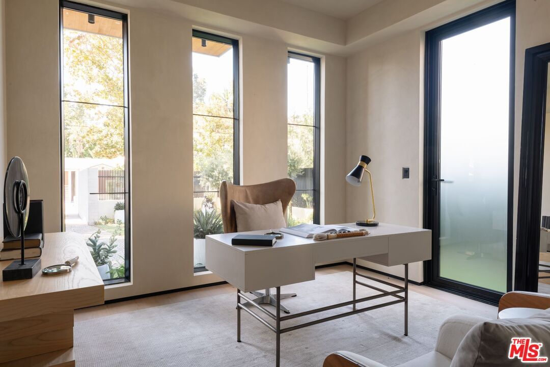 Home Office, Interior