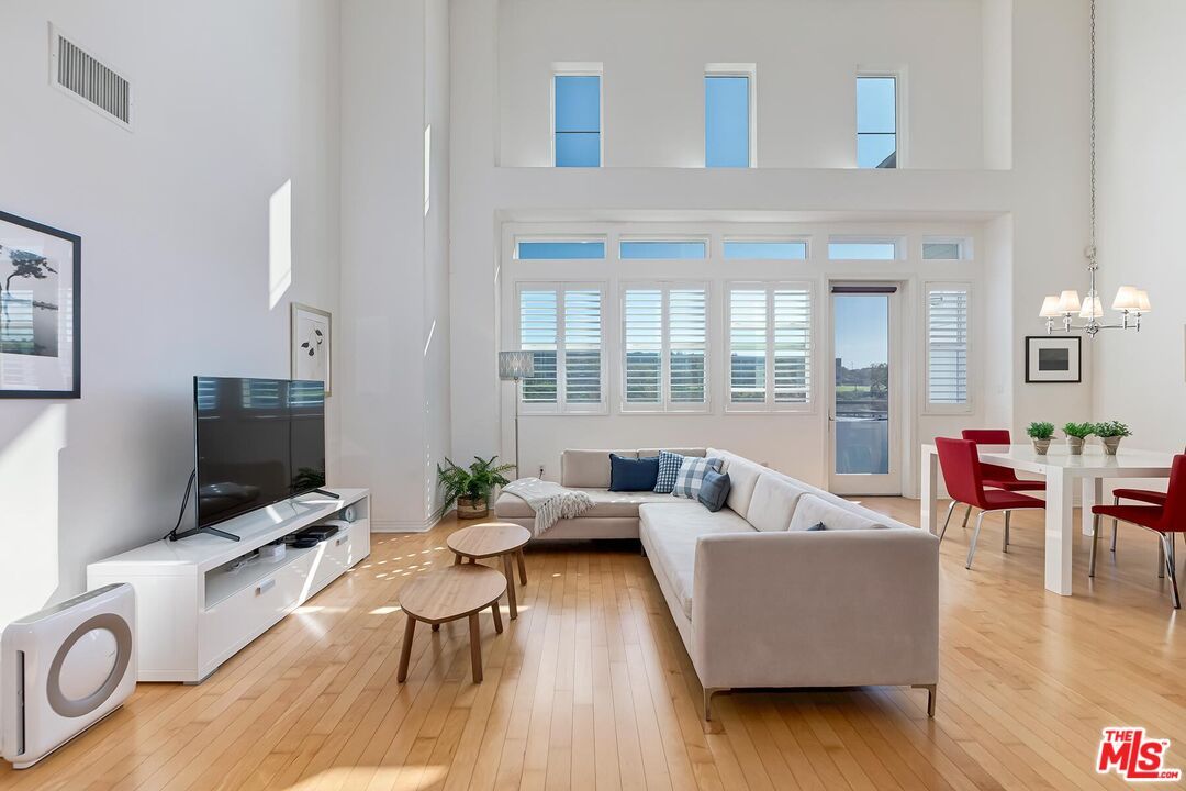 Chandelier, Dining room, Interior, Living room, Wood Texture Flooring