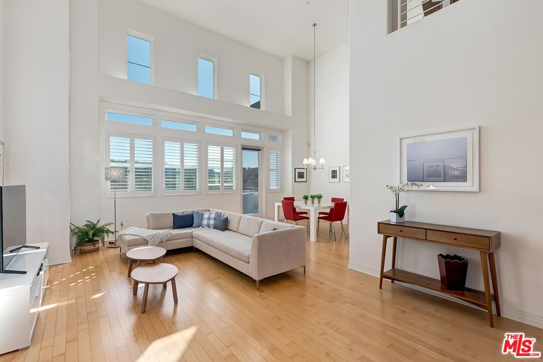 Chandelier, Dining room, Interior, Living room, Pendant Lights, Wood Texture Flooring