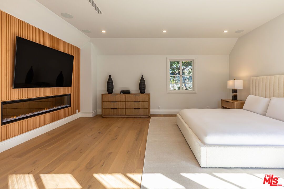 Bedroom, Fireplace, Interior, Recessed Lighting, Wood Texture Flooring