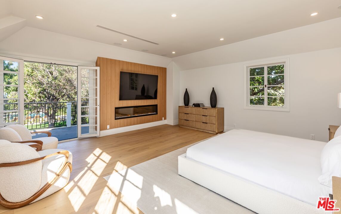 Bedroom, Fireplace, Interior, Recessed Lighting, Wood Texture Flooring