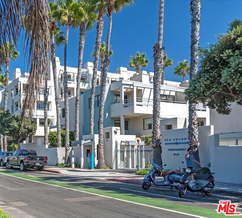 Attached, Exterior, Facade, Modern