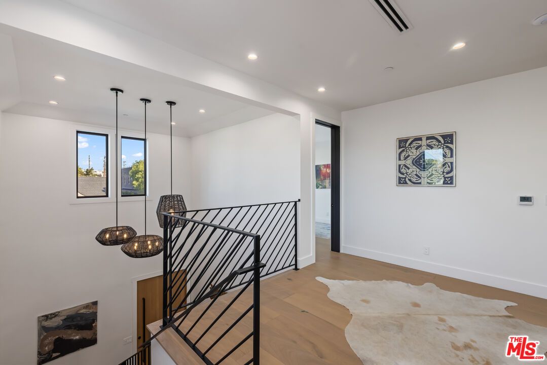 Interior, Pendant Lights, Recessed Lighting, Wood Texture Flooring