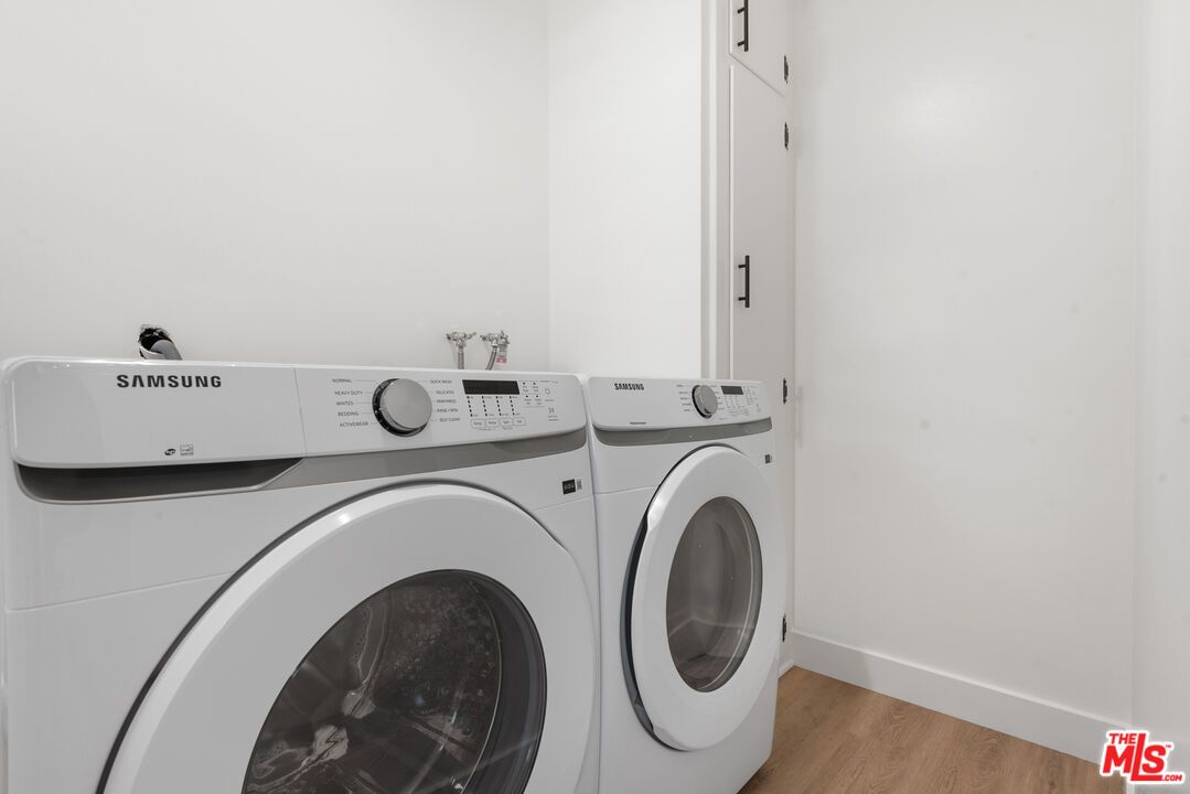 Interior, Washer, Wood Texture Flooring