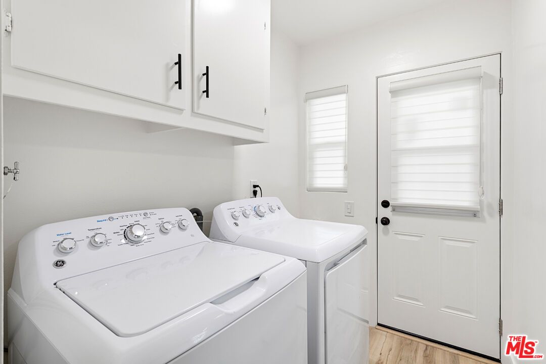 Interior, Washer, Wood Texture Flooring