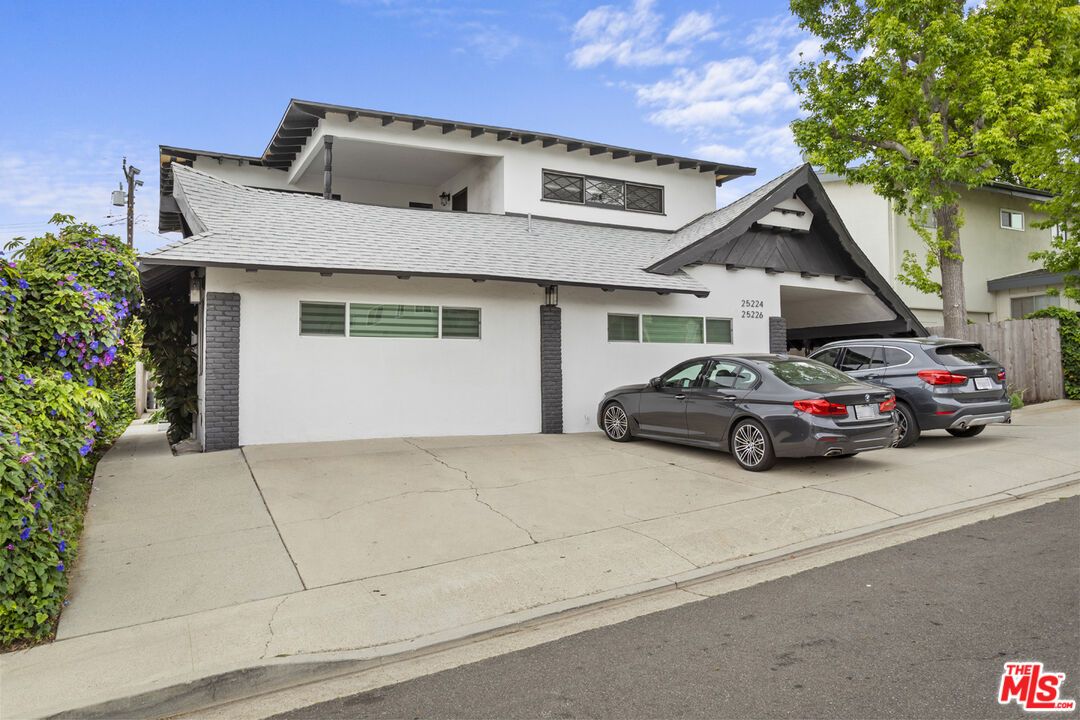 Attached, Exterior, Facade, American Craftsman