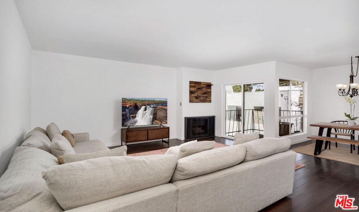 Chandelier, Dining room, Fireplace, Interior, Living room, Wood Texture Flooring
