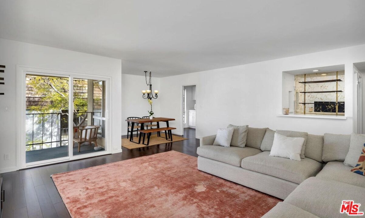 Chandelier, Dining room, Interior, Living room, Pendant Lights, Recessed Lighting, Wood Texture Flooring