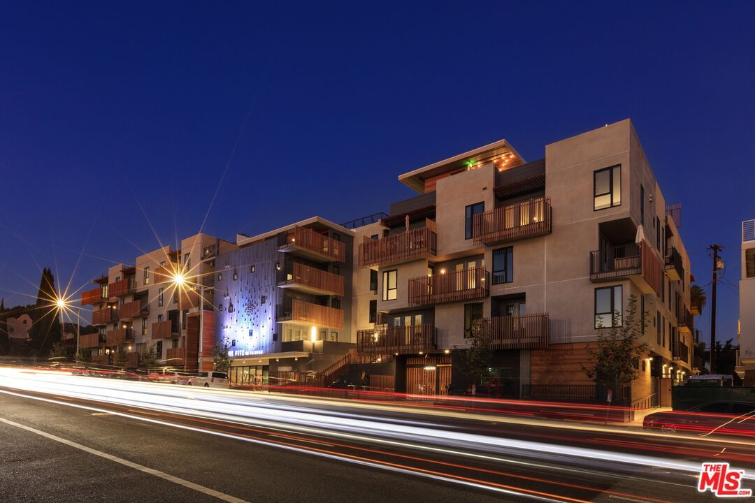 Exterior, Facade, Modern