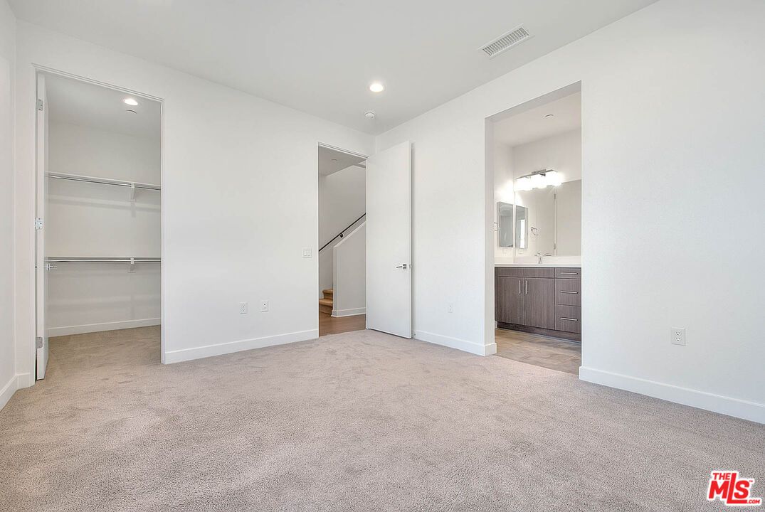 Bathroom, Empty room, Interior, Recessed Lighting