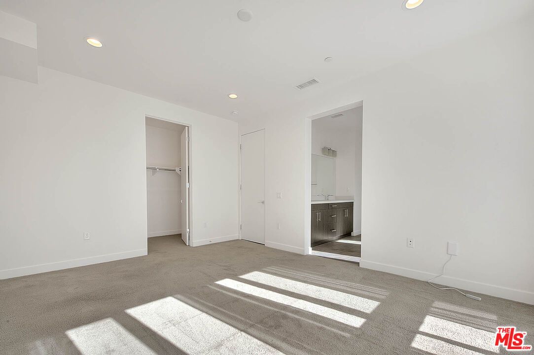 Bathroom, Empty room, Interior, Recessed Lighting