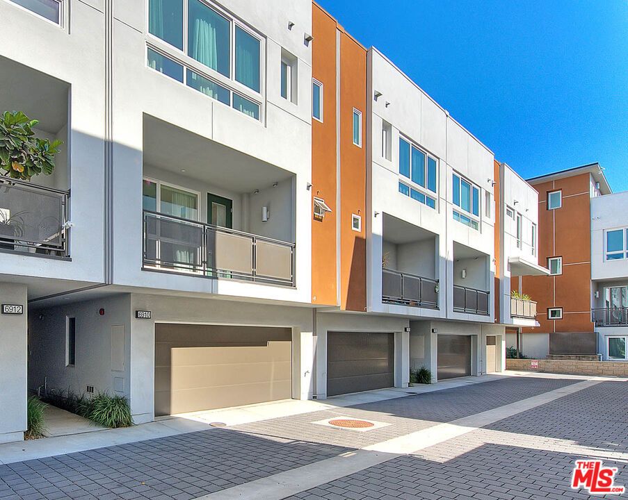 Attached, Exterior, Facade, Rowhouse