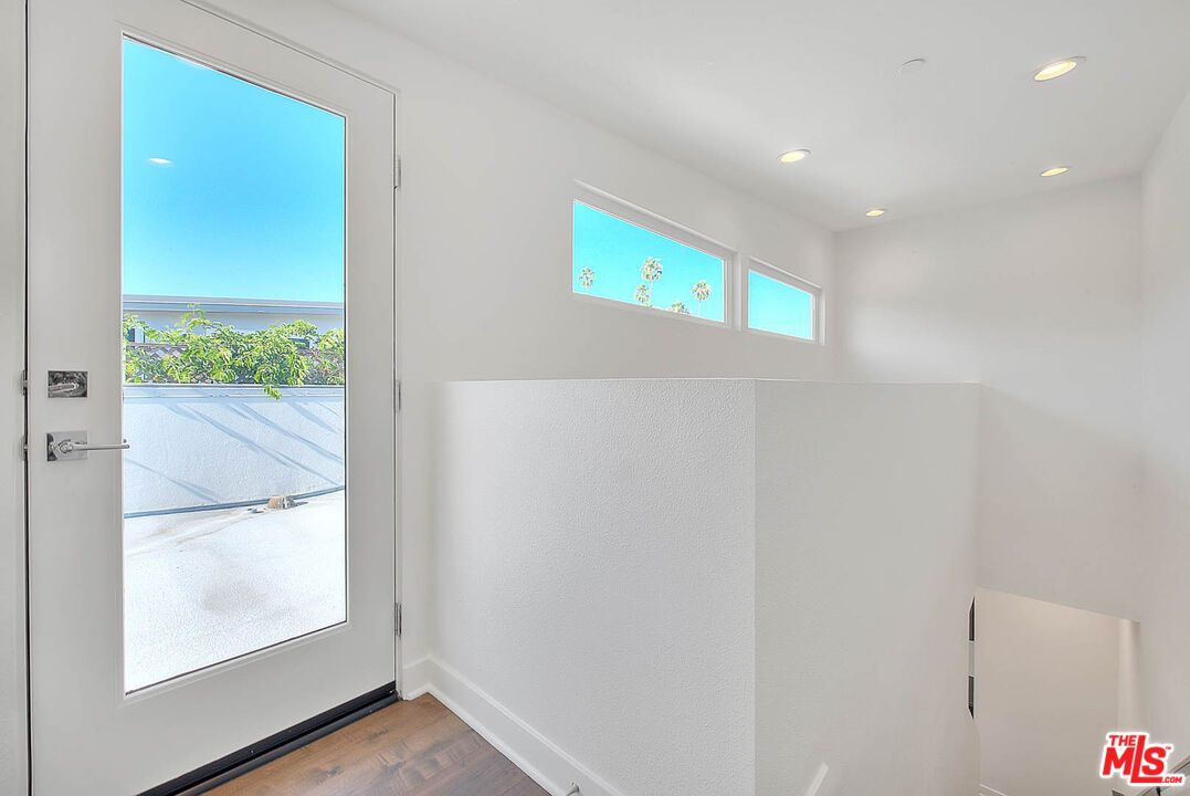 Interior, Recessed Lighting, Water, Wood Texture Flooring