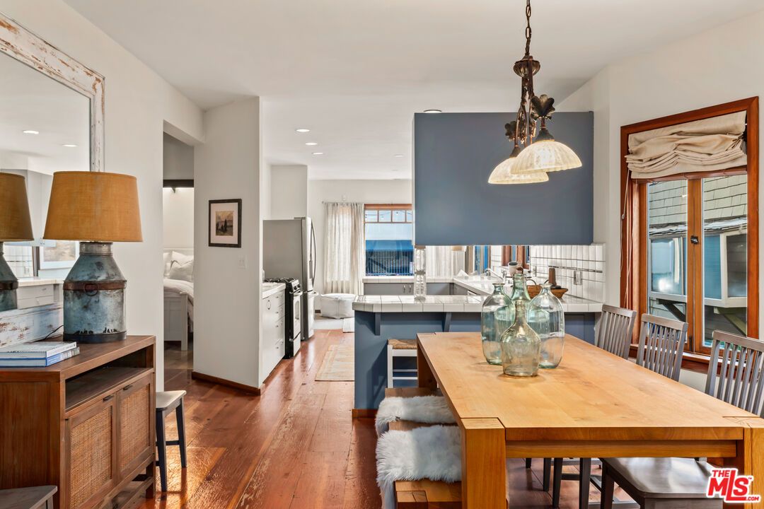Dining room, Interior, Living room, Pendant Lights, Recessed Lighting, Wood Texture Flooring