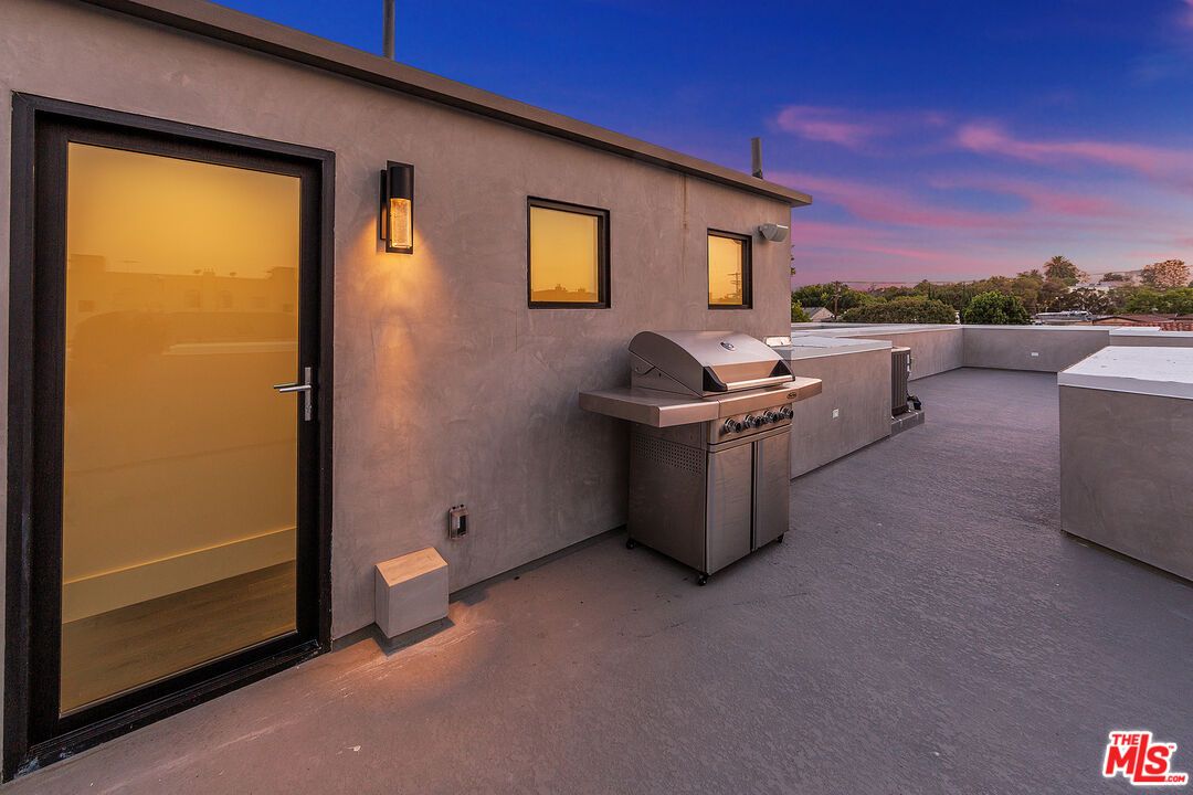 Exterior, Outdoor Kitchen