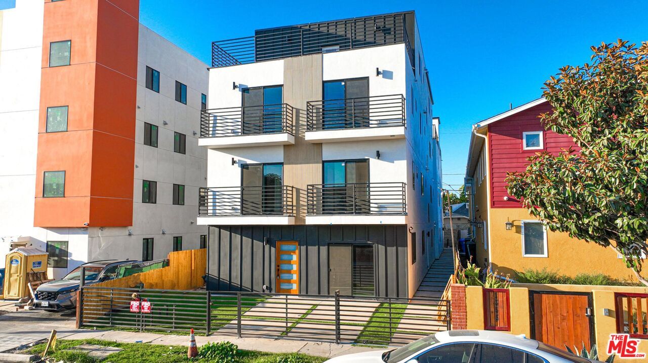 Exterior, Facade, Modern