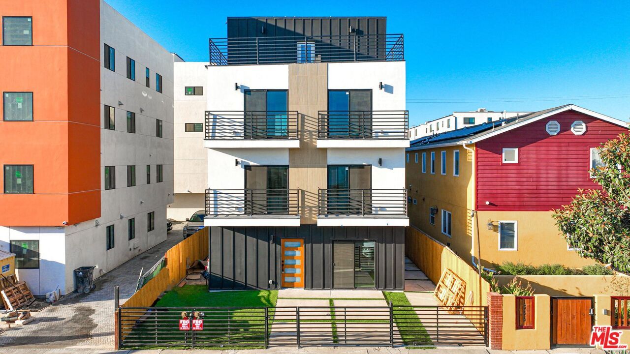 Exterior, Facade, Modern