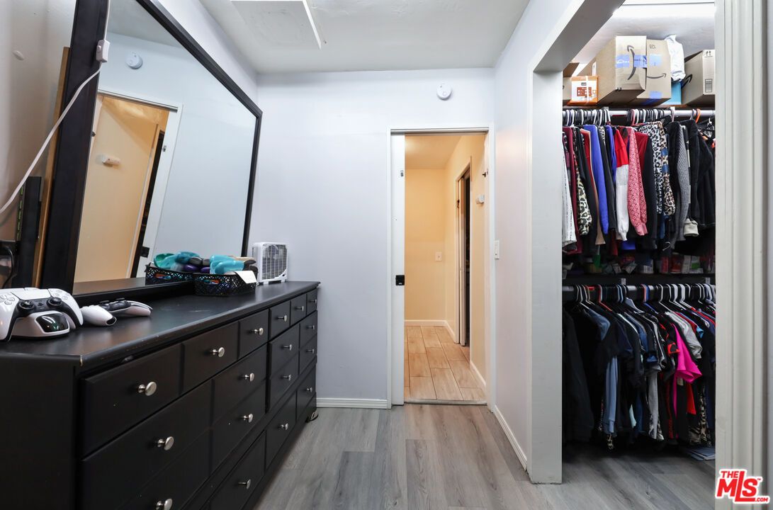 Interior, Walk-in Closets, Wood Texture Flooring