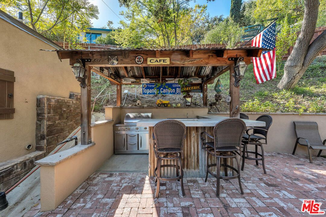Exterior, Outdoor Kitchen