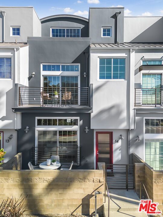 Exterior, Facade, Modern