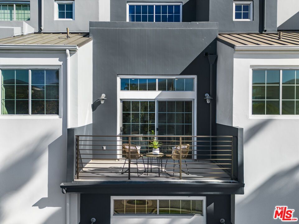 Exterior, Facade, Modern