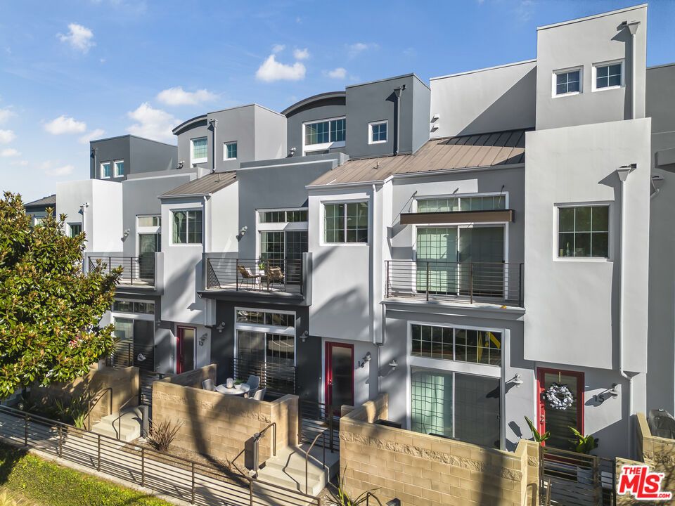 Exterior, Facade, Modern