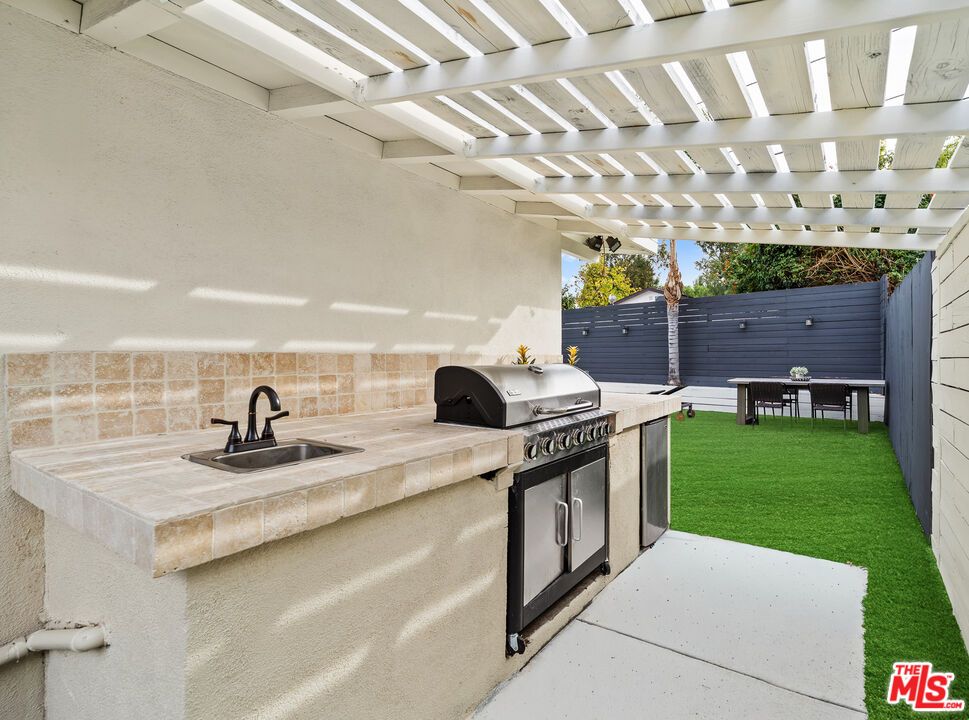 Exterior, Outdoor Kitchen