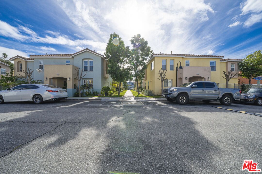 Attached, Exterior, Facade, Mediterranean