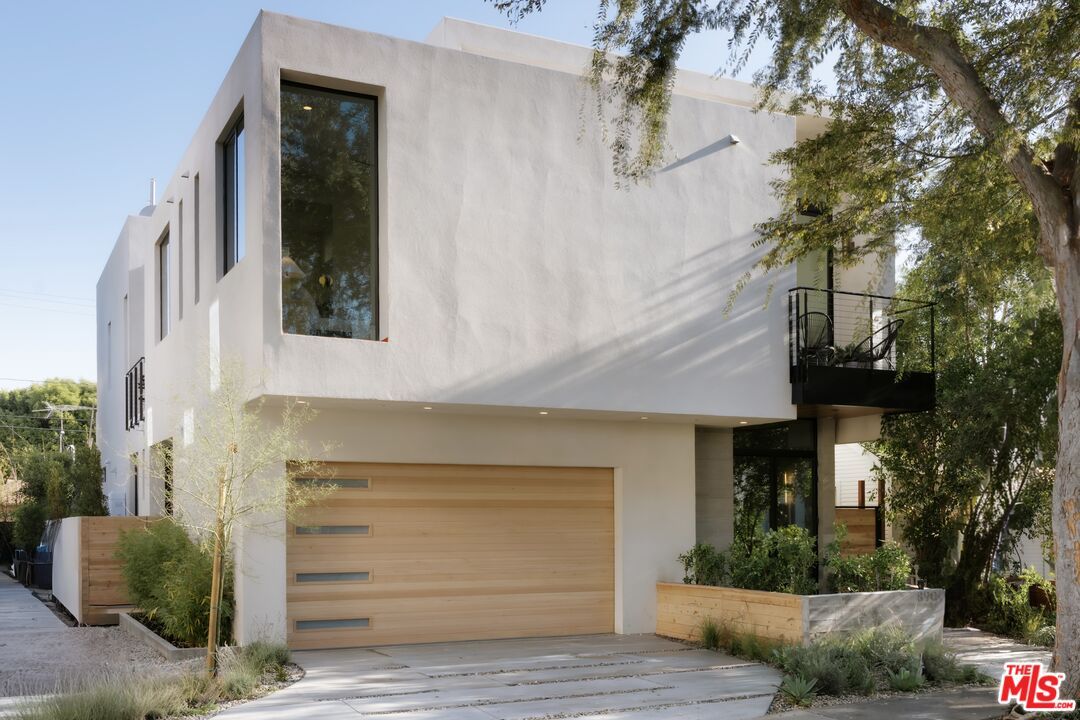 Attached, Exterior, Facade, Modern