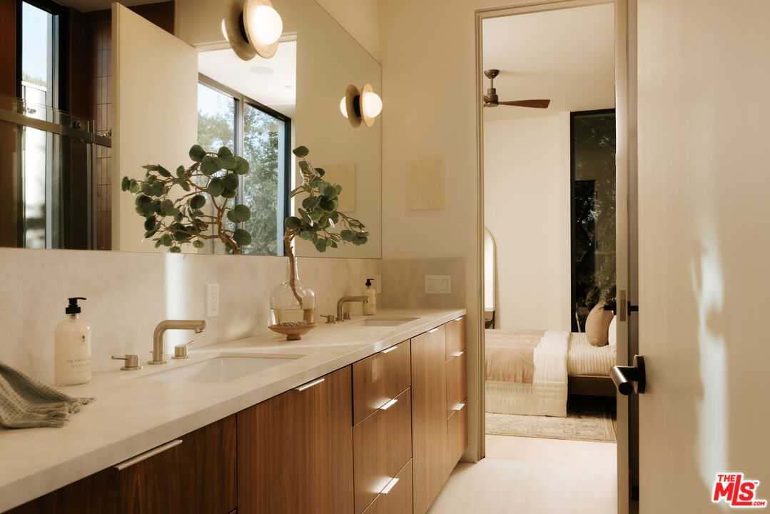 Bathroom, Bedroom, Dual Sink Vanities, Interior