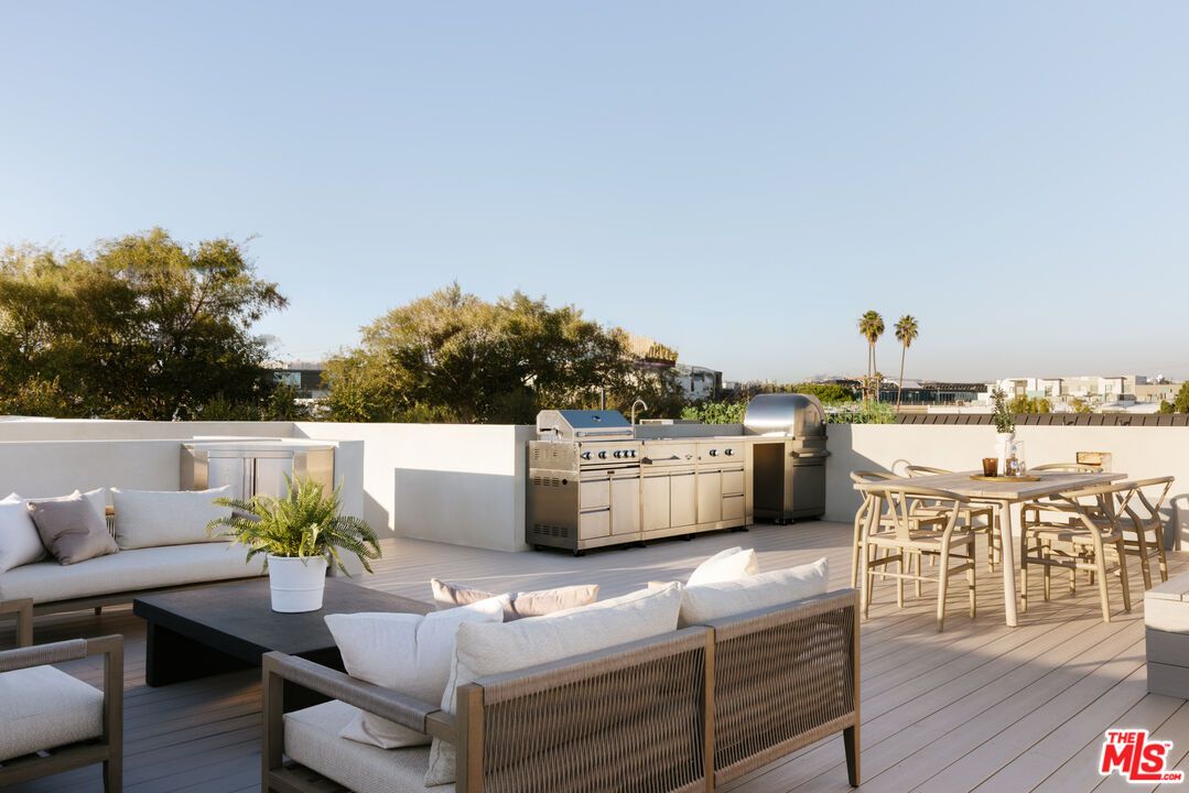 Exterior, Outdoor Kitchen