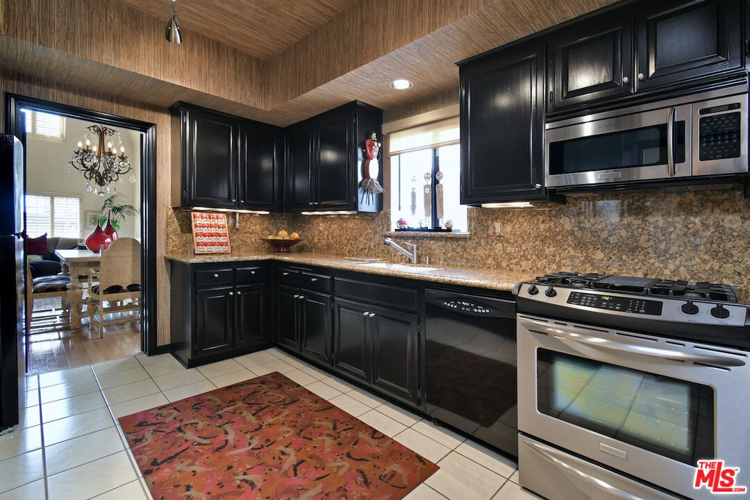Chandelier, Dining room, Interior, Kitchen, Recessed Lighting, Stainless Steel Appliances, Wooden Ceilings
