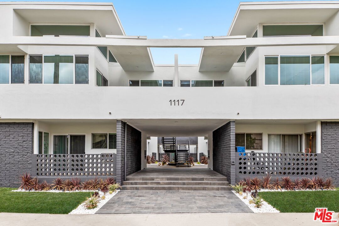 Exterior, Facade, Modern