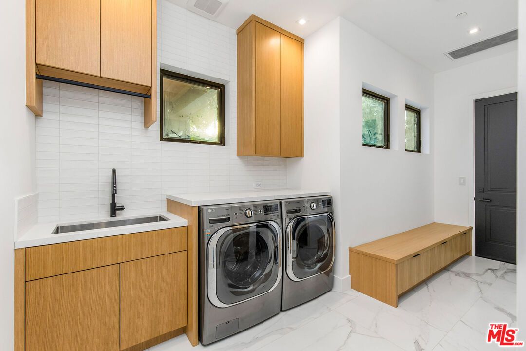 Interior, Marble, Recessed Lighting, Washer
