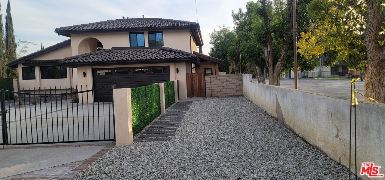 Attached, Exterior, Facade, Mediterranean