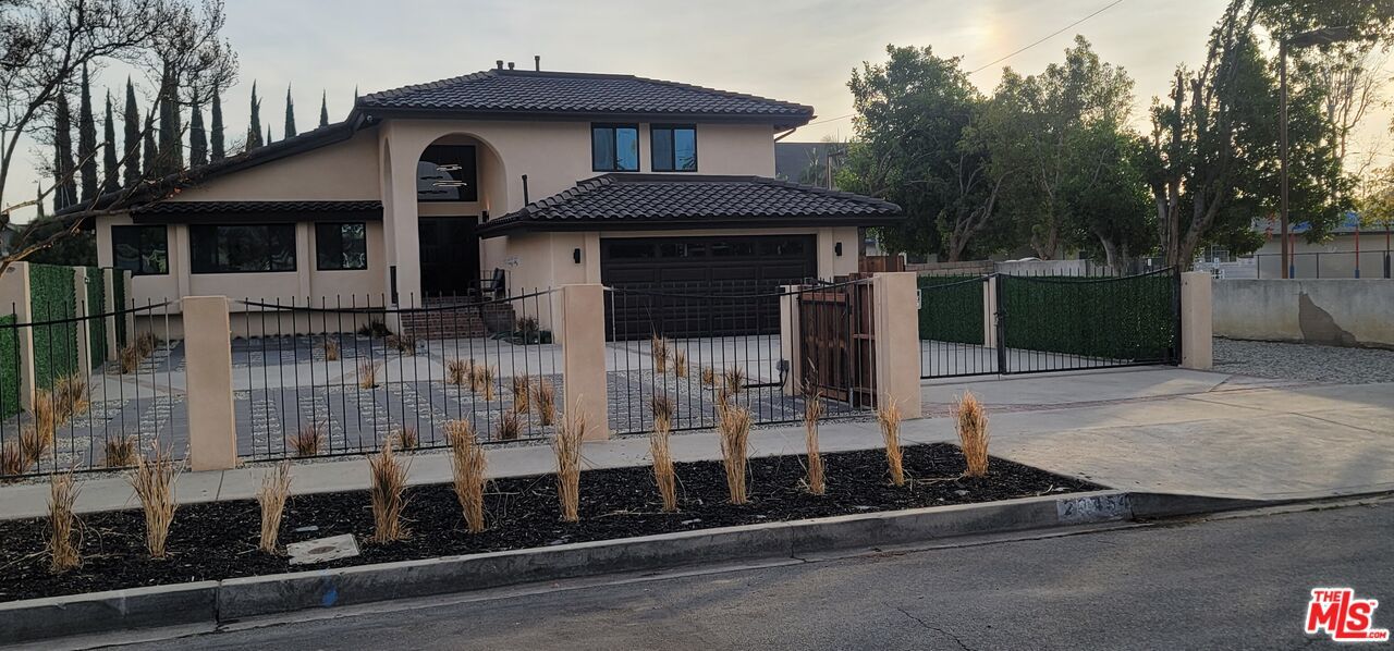 Attached, Exterior, Facade, Mediterranean