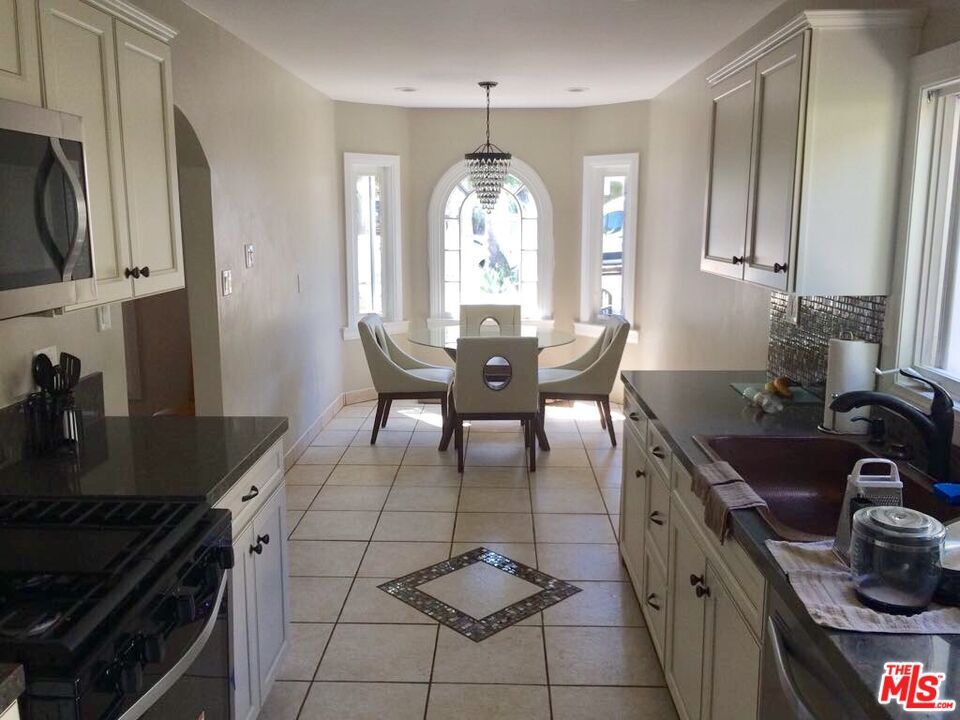 Chandelier, Dining room, Interior, Kitchen, Tile Countertops