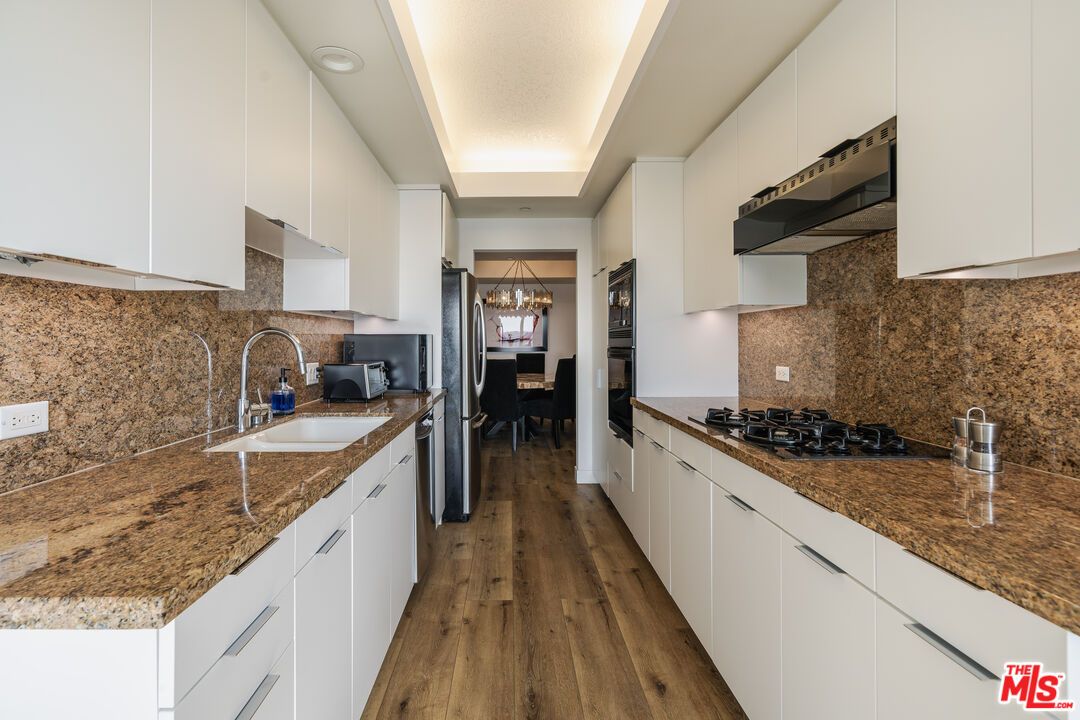 Dining room, Interior, Kitchen, Pendant Lights, Recessed Lighting, Wood Texture Flooring