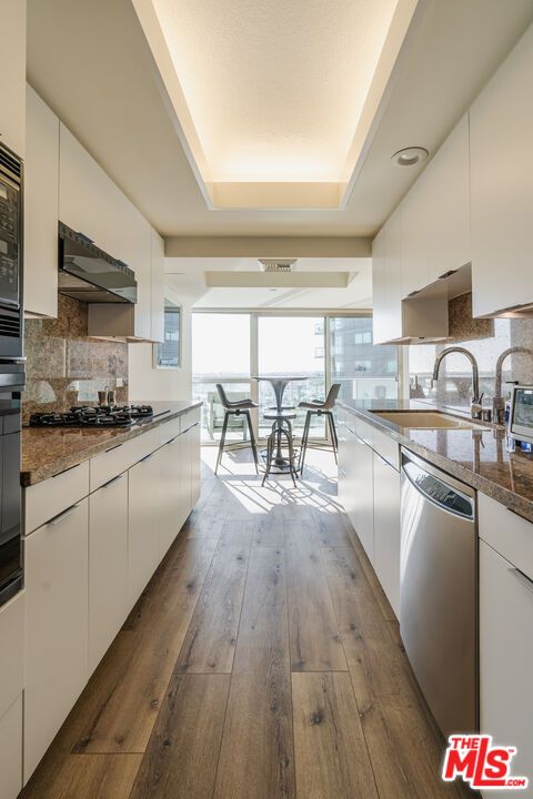 Dining room, Interior, Kitchen, Stainless Steel Appliances, Wood Texture Flooring