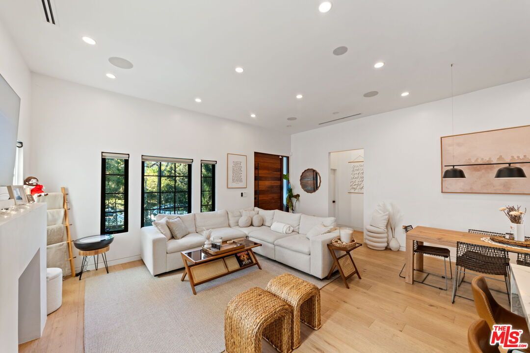 Interior, Living room, Pendant Lights, Recessed Lighting, Wood Texture Flooring