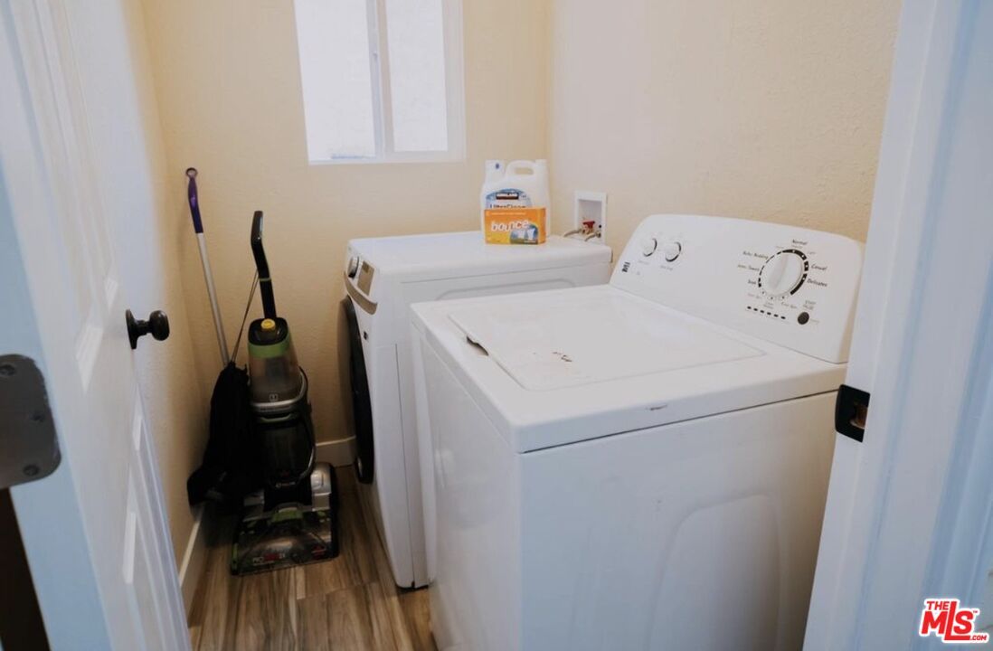 Interior, Washer, Wood Texture Flooring