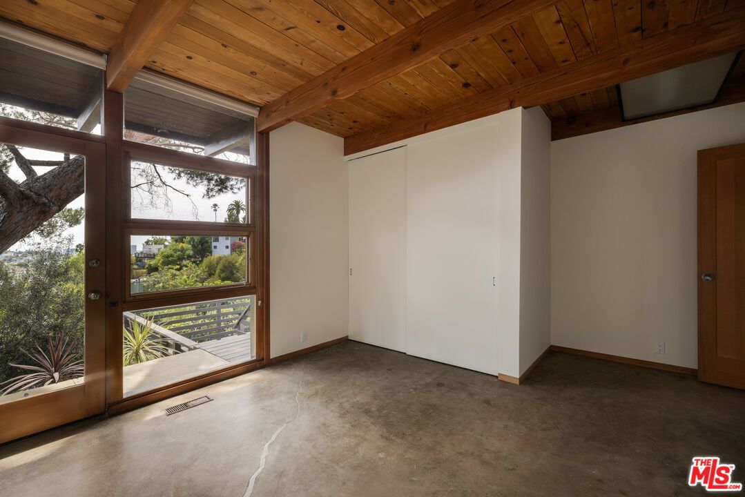 Empty room, Interior, Wooden Beams, Wooden Ceilings
