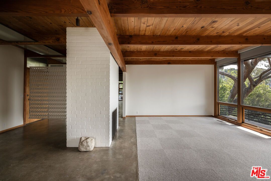 Empty room, Interior, Wooden Beams, Wooden Ceilings