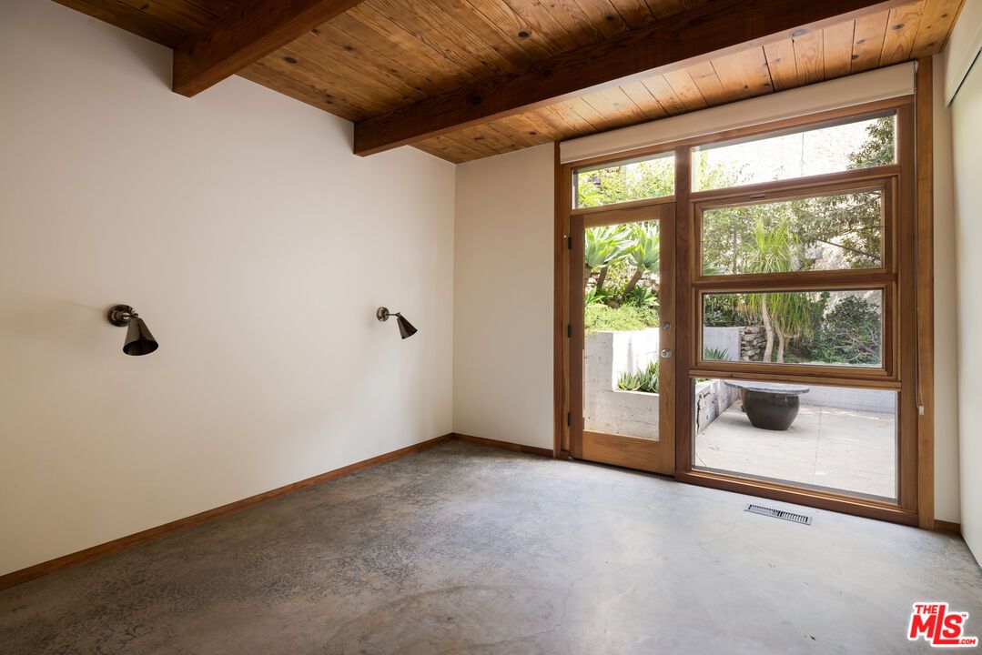 Empty room, Interior, Wooden Beams, Wooden Ceilings