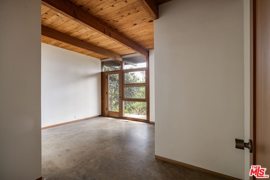 Empty room, Interior, Wooden Beams, Wooden Ceilings