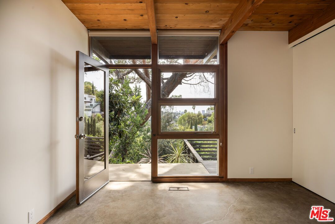 Empty room, Interior, Wooden Beams, Wooden Ceilings