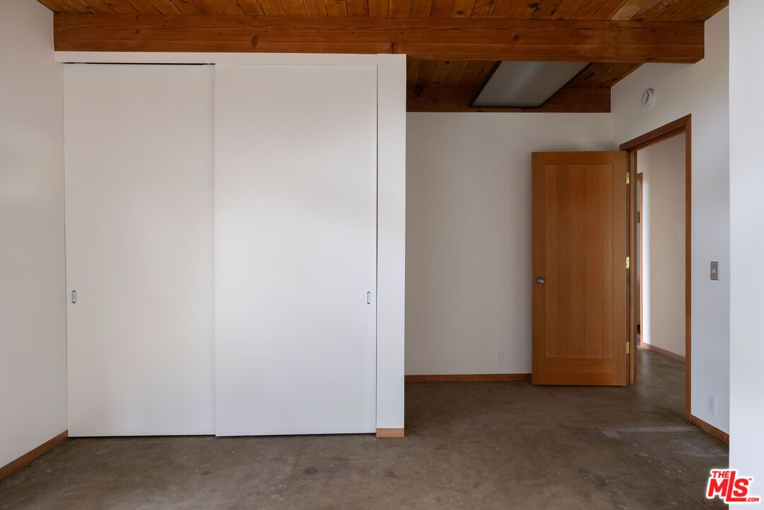 Empty room, Interior, Wooden Beams, Wooden Ceilings