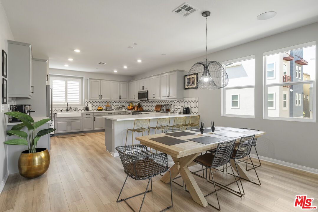 Dining room, Interior, Kitchen, Pendant Lights, Recessed Lighting, Wood Texture Flooring