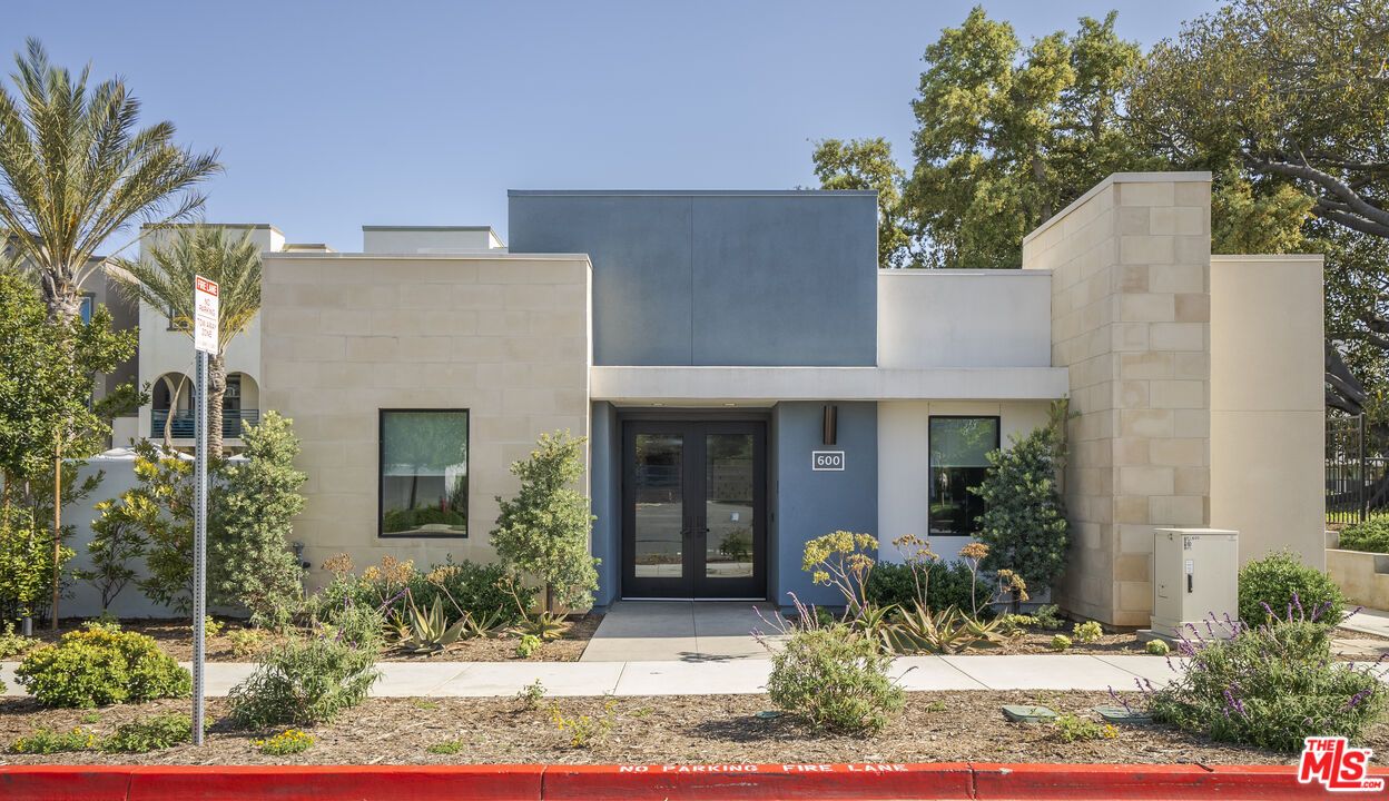 Exterior, Facade, Modern